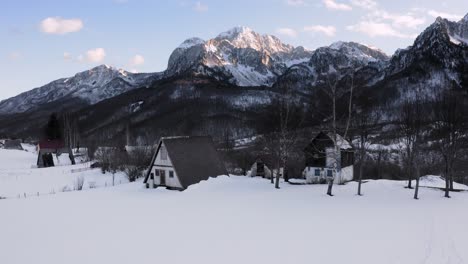 Aéreo---Hermoso-Invierno-Nevado-En-Una-Granja,-Kolasin,-Montenegro,-Camión-A-La-Izquierda