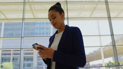 Mujer-De-Negocios-Usando-Teléfono-Móvil-En-La-Oficina-4k