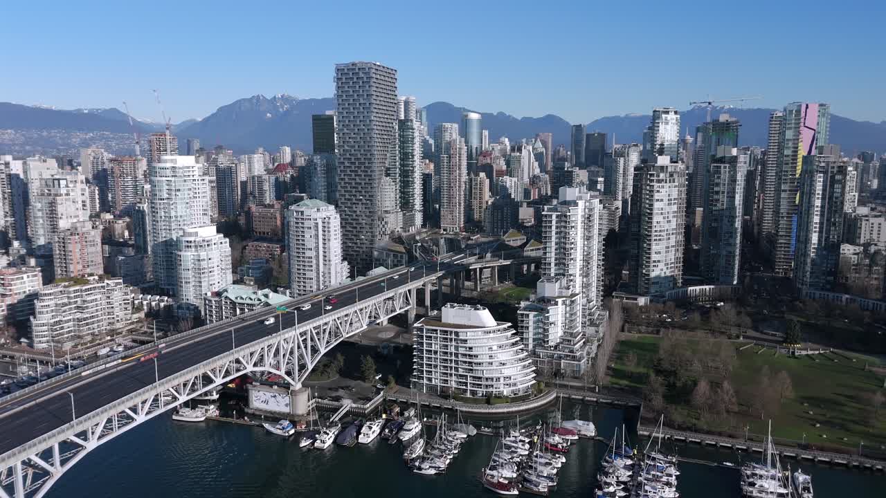 Puente Granville y horizonte del centro de Vancouver durante el día en Canadá. - toma aérea