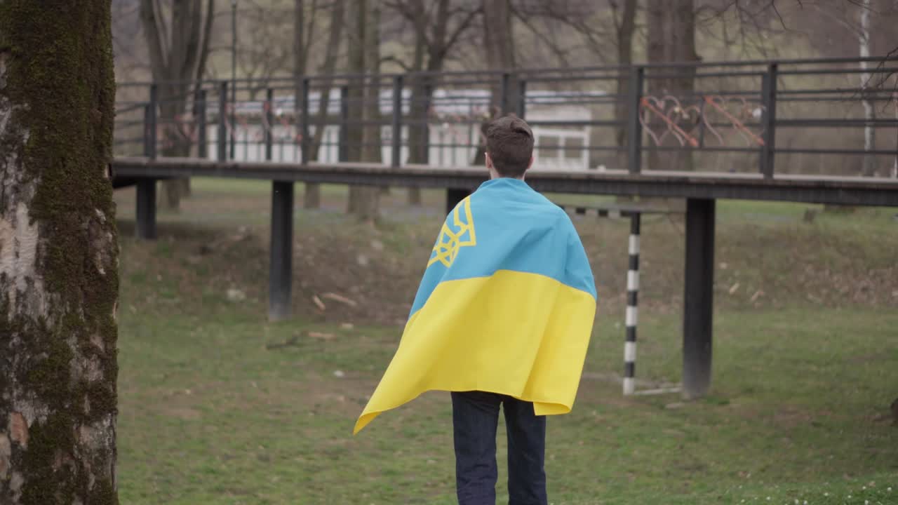 소녀와 소년은 우크라이나 발을 들고 걸어가고 있습니다. 공감의 상징입니다. 소녀의 스웨터에 새겨진 글자: "당신의 의견은 중요합니다."