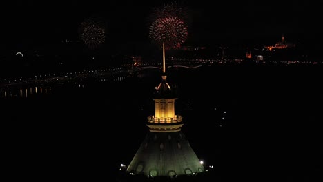 grandes fuegos artificiales en budapest el 20 de agosto fiesta nacional húngara