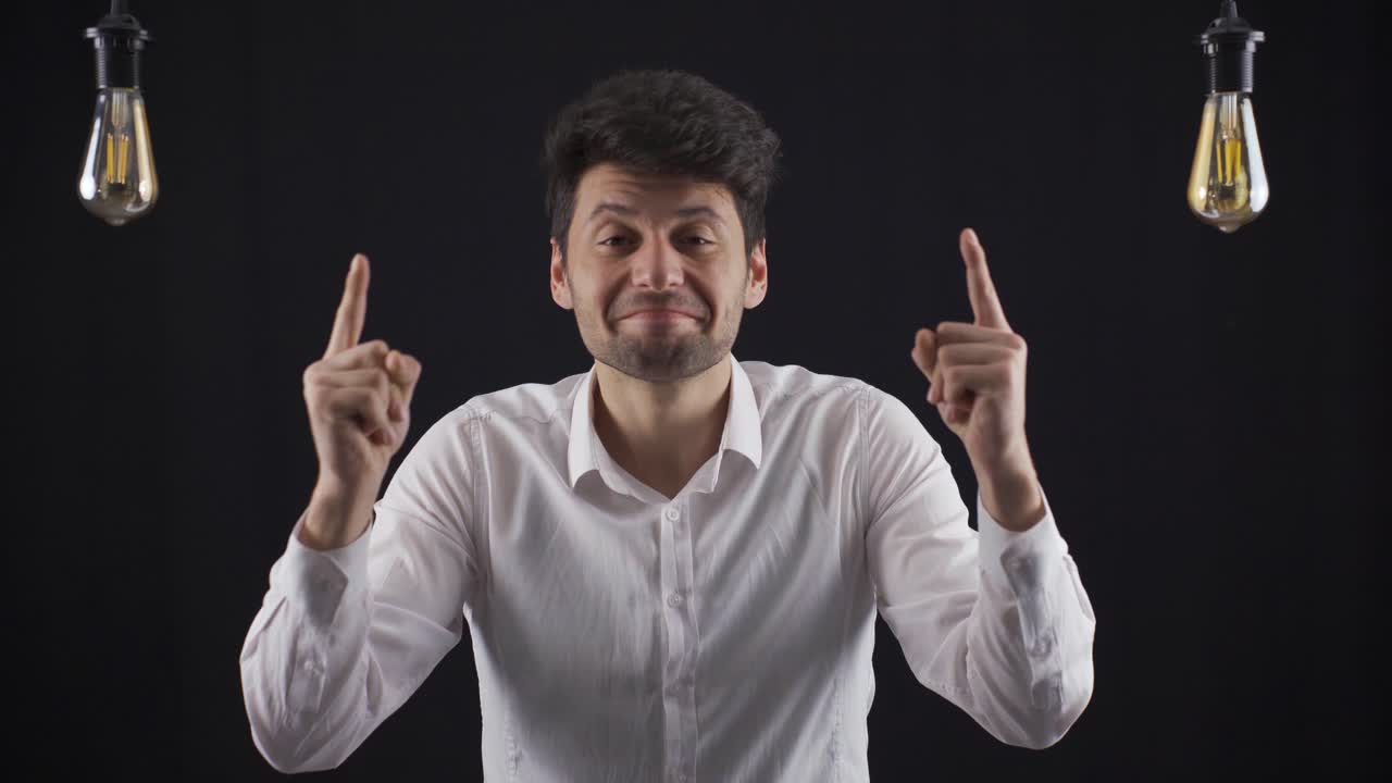 지혜로운 사람은 아이디어를 생각해 낸다. 상징적인 아이디어 램프는 그의 머리 위에 켜져 있습니다.