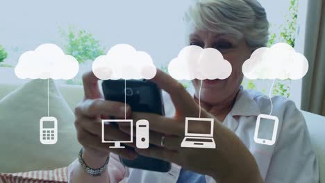 animación de nubes e iconos digitales sobre una mujer usando un teléfono inteligente
