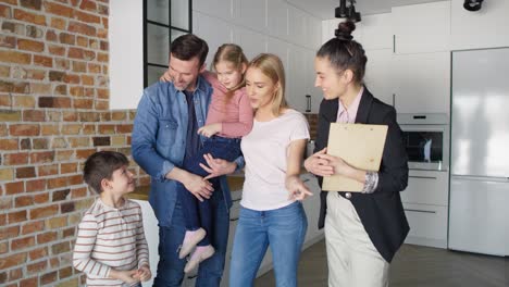 video de una familia feliz durante la compra de un nuevo apartamento