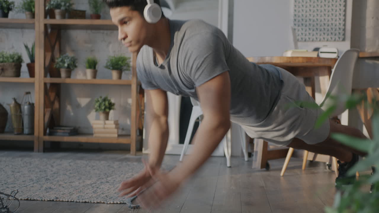 hombre haciendo flexiones en casa