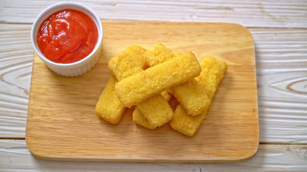 palitos de pescado fritos crujientes con ketchup