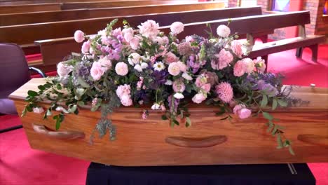 captura de pantalla de un ataúd funerario en un coche fúnebre o capilla o entierro en el cementerio