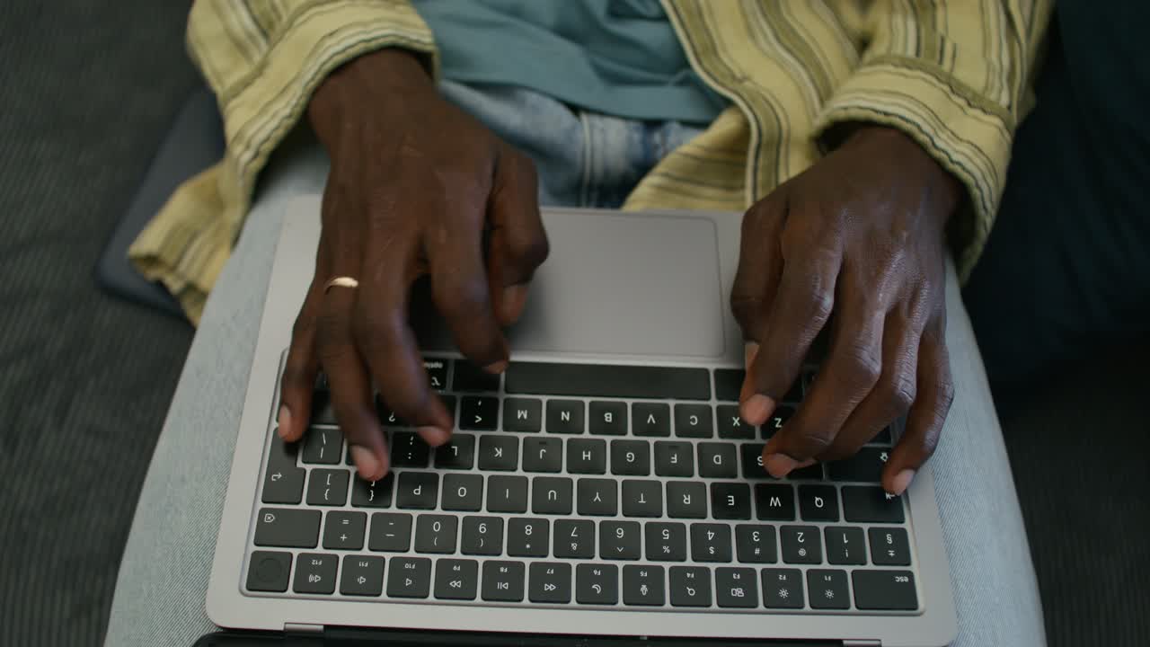 Persona escribiendo en la computadora portátil