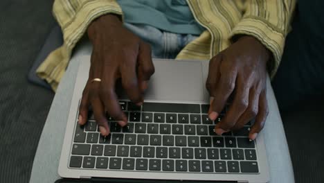 persona escribiendo en una computadora portátil