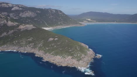 Promontorio-Y-Océano-Turquesa-En-El-Parque-Nacional-De-Wilsons-Promontory,-Australia---Toma-Aérea