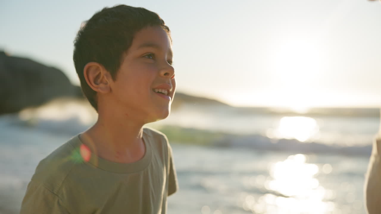 아이, 포옹과 흥분 해변