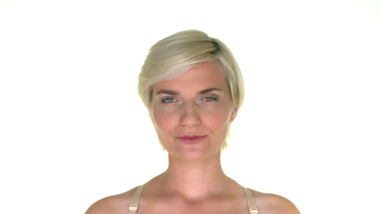 una mujer elegante que expresa confianza y elegancia en su simple maquillaje de pestañas