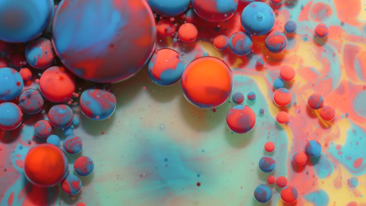 movimiento lento burbujas de color pastel brillante aceite pintura de leche hermosa color brillante movimiento multicolor de cerca. pintura azul acrílico. superficie fantástica. abstracto transformación de colores gravitación.