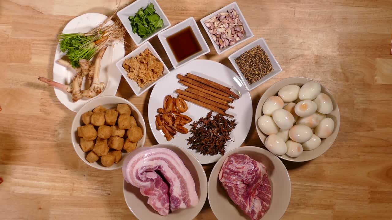 달콤한 그레이비 수프에 삶은 계란의 재료, 카이 파 로, 태국 요리, 계피 수프에 삶은 계란, 상단 각도