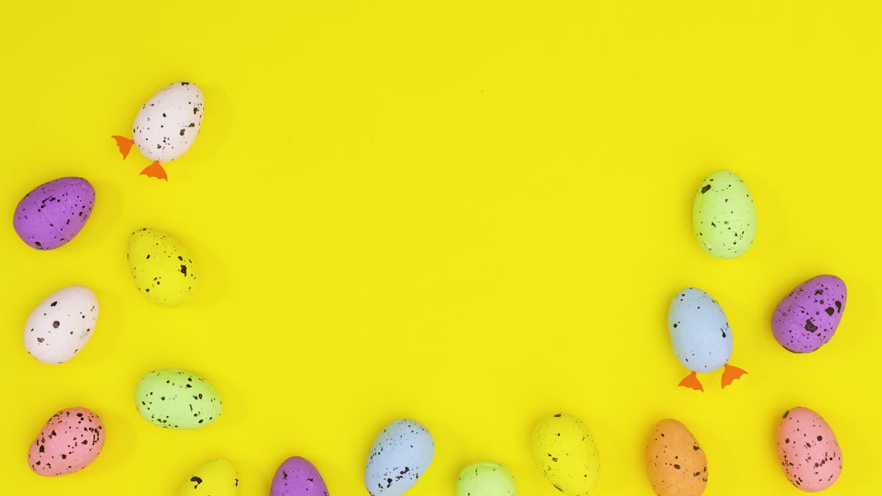 яйца для счастливой пасхи появляются на желтой теме, оставляя место для текста. остановите движение