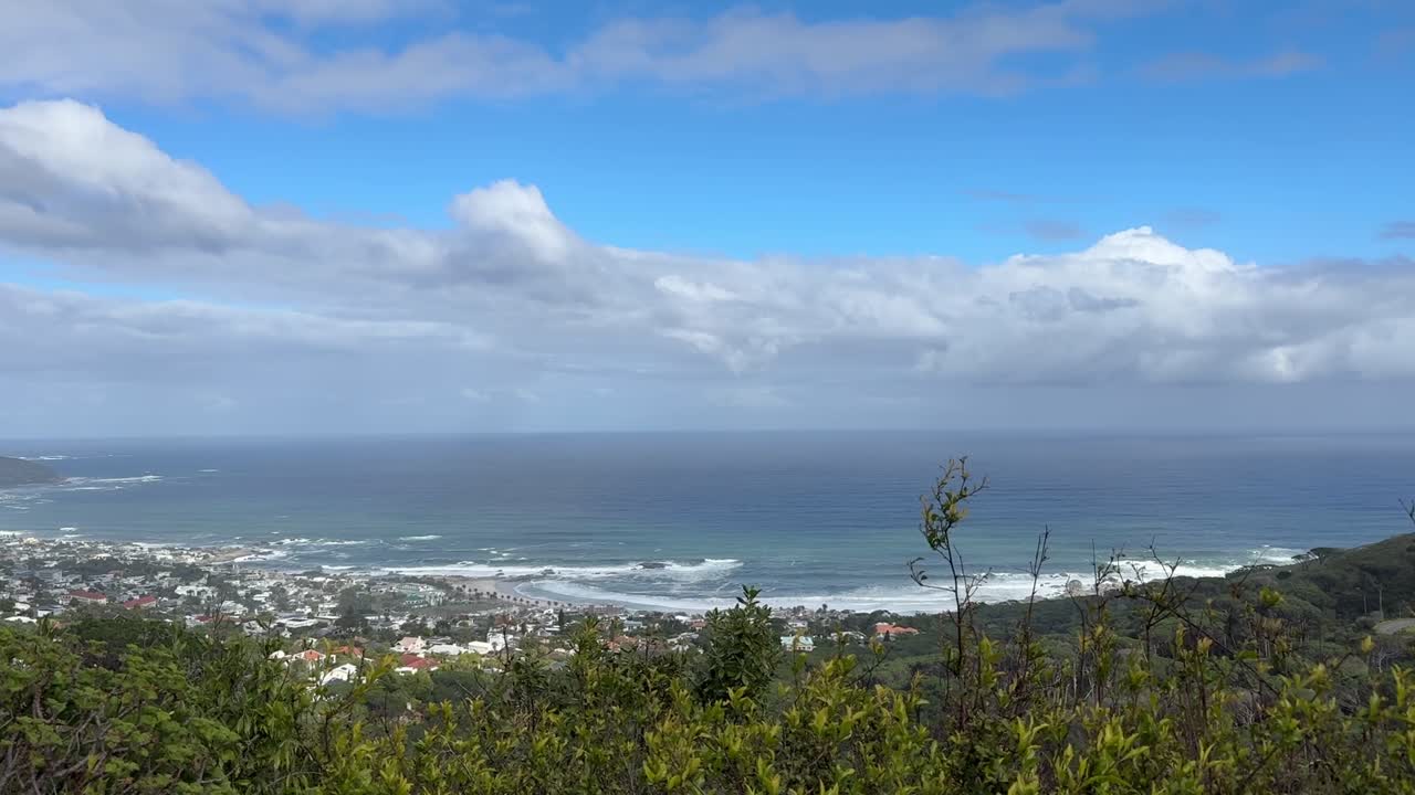 Viste dalla Table Mountain che si affacciano su Camps Bay e Bakoven a Città del Capo, Sudafrica