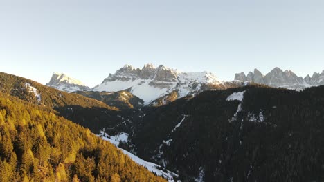 Hermoso-Video-Aéreo-De-Drones-De-Las-Enormes-Montañas-Dolomitas-En-Los-Alpes-Italianos-Filmado-En-4k-En-Invierno---Otoño