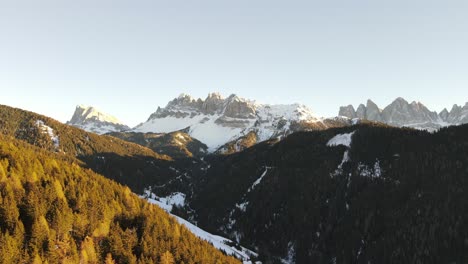 hermoso video aéreo de drones de las enormes montañas dolomitas en los alpes italianos filmado en 4k en invierno - otoño