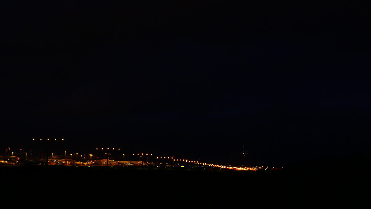 4k 고해상도로 밤에 시드니 공항 시드니 뉴 사우스 웨일즈 호주에서 착륙하는 비행기