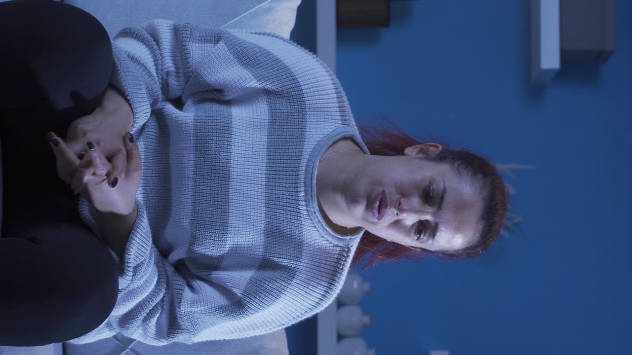 vídeo vertical de psicológicamente perturbado pensativo nervioso.