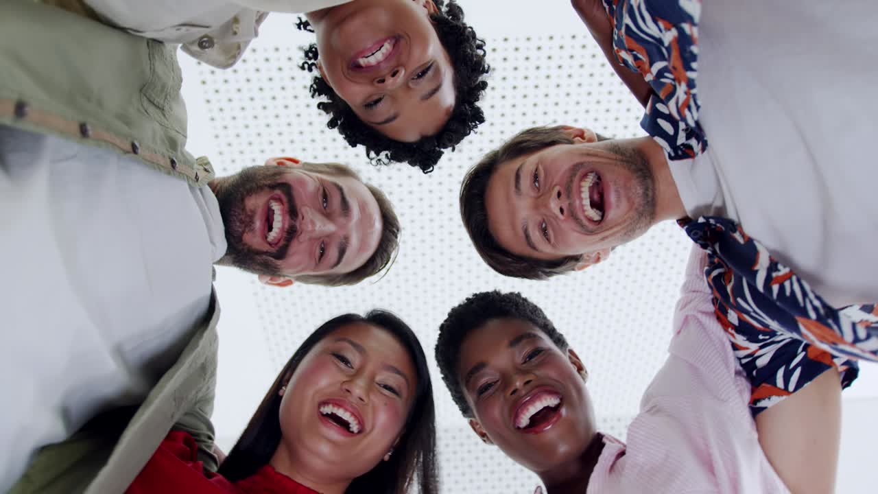 unión de equipo creativo en una oficina moderna