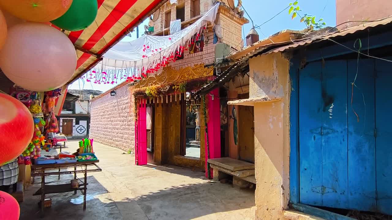 インド、コダンガル、タンデュールにあるバラジ寺院の入り口。通りと地元のお店。昼間、安定した4Kショット。