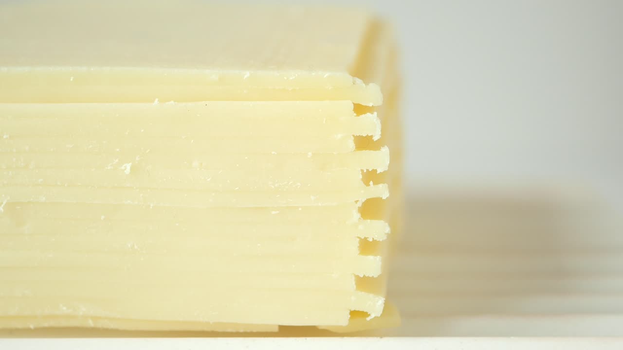 una pila de queso en rodajas