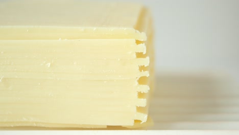 una pila de queso en rodajas