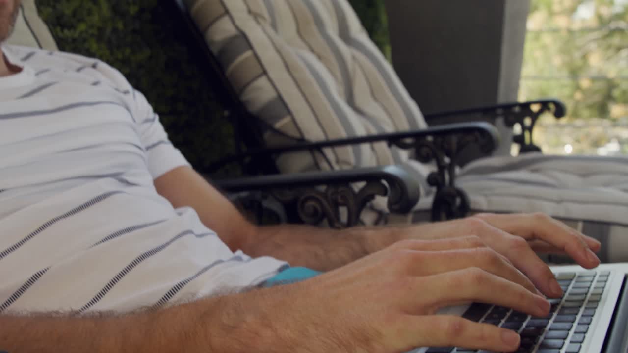 joven en su computadora portátil