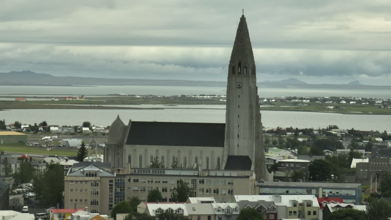 아이슬란드의 홀그림스키르키아 교회 (hallgrimskirkja church) 는 구름이 가득한 레이키아비크 (reykjavik) 의 수도이다.