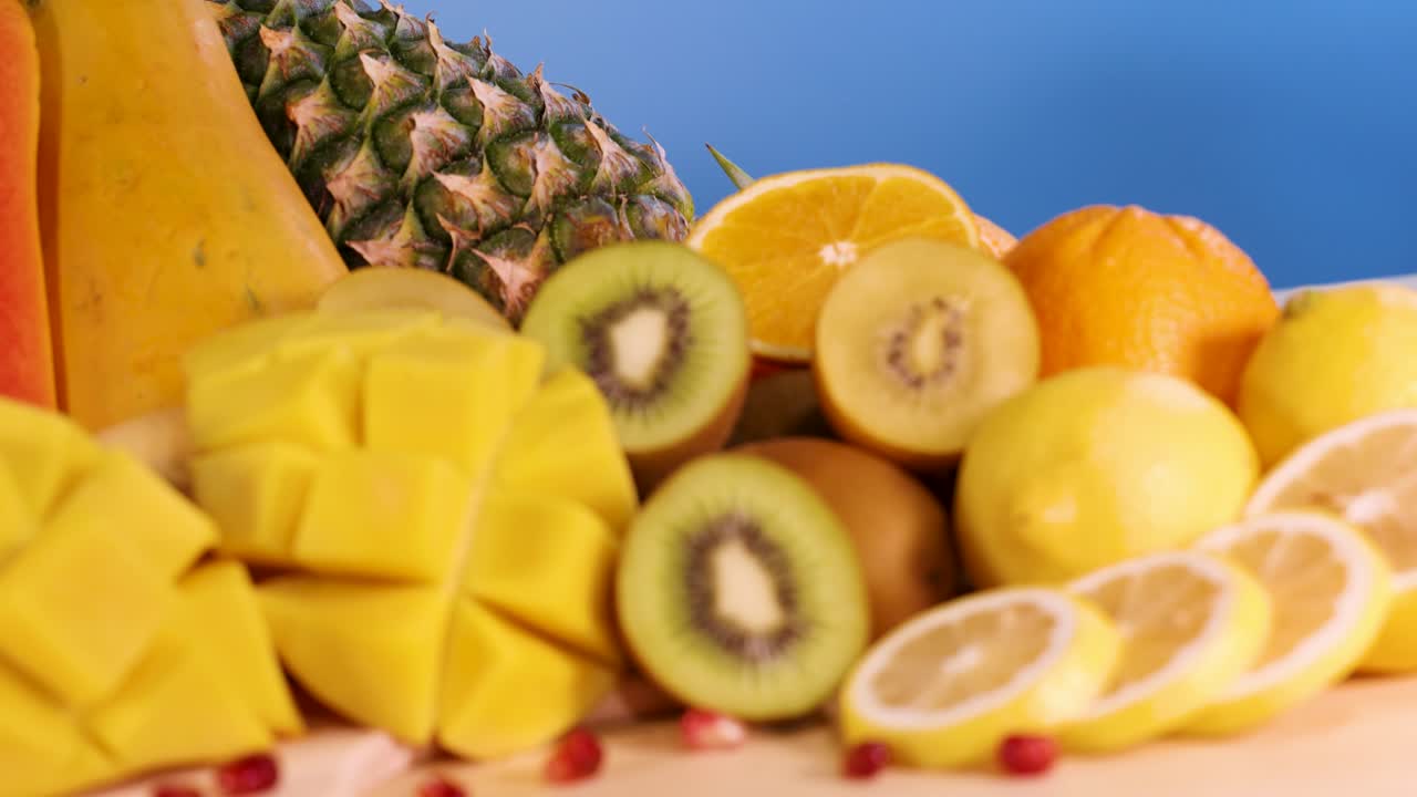 Una vibrante exhibición de varias frutas en rodajas