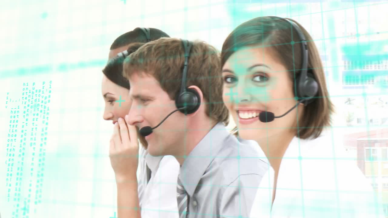 전화 헤드 ⁇ 을 사용하는 비즈니스 사람들에 대한 데이터 처리 애니메이션