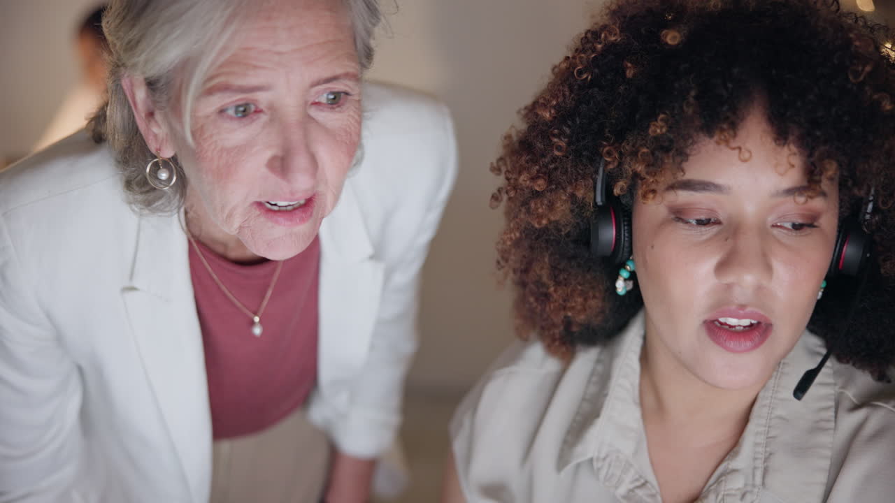 enseñanza, computadora o gerente en un centro de llamadas