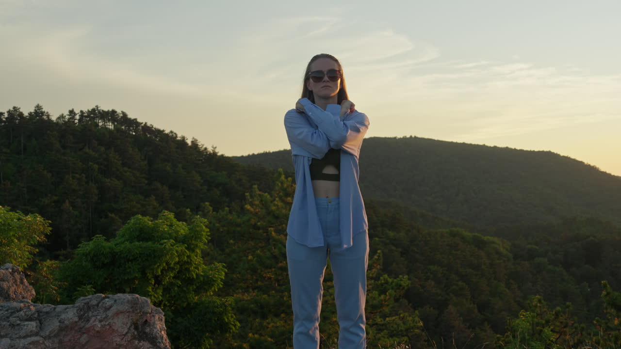 mujer joven gestos abstractos de las manos