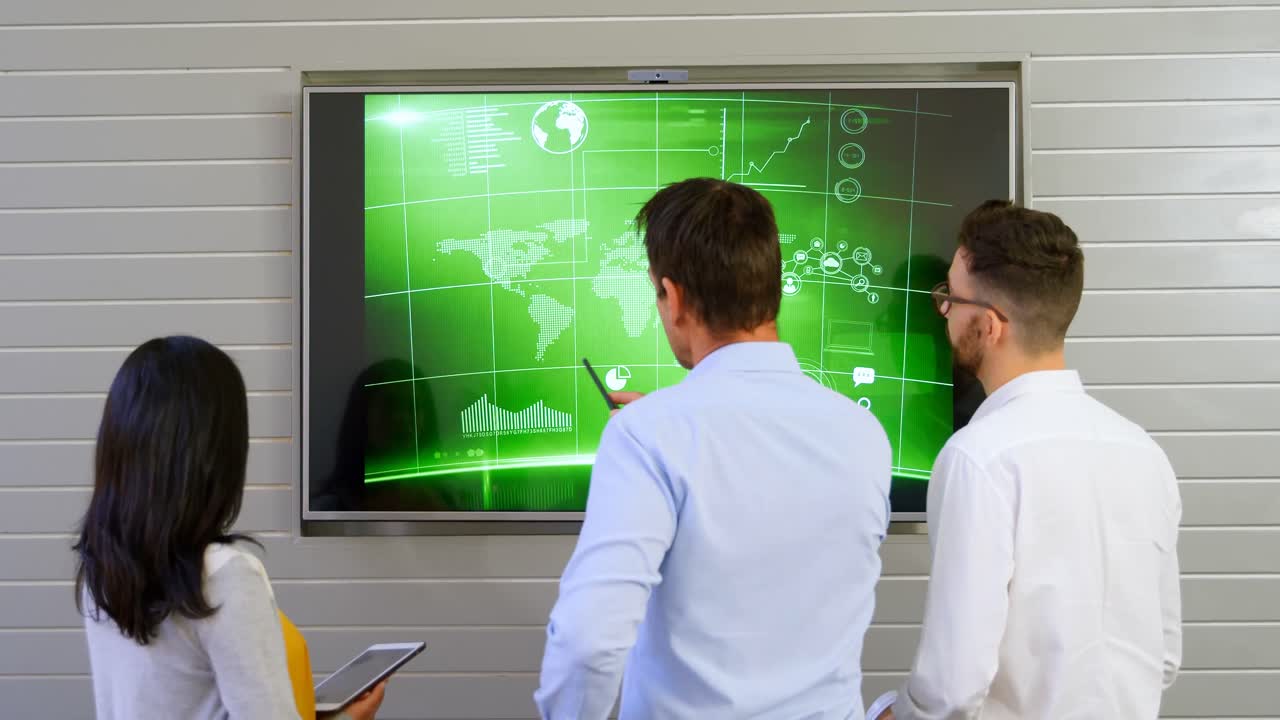 ejecutivos discutiendo sobre la pantalla lcd en la oficina 4k