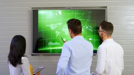 ejecutivos discutiendo sobre la pantalla lcd en la oficina 4k