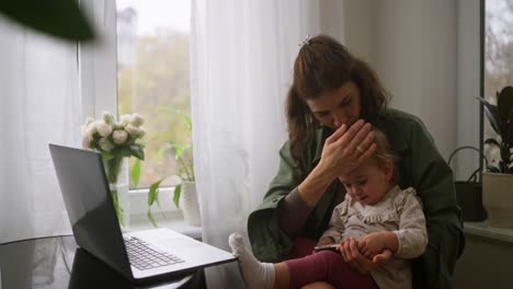 madre trabajando con el bebé en casa