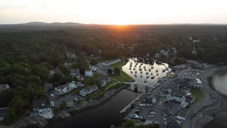 imágenes aéreas en órbita de perkins cove en ogunquit, maine al atardecer