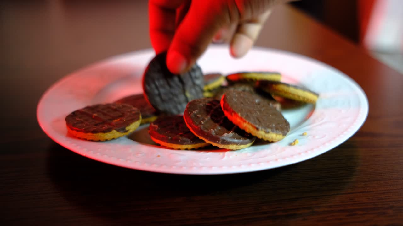 tomando las manos de la galleta de chocolate