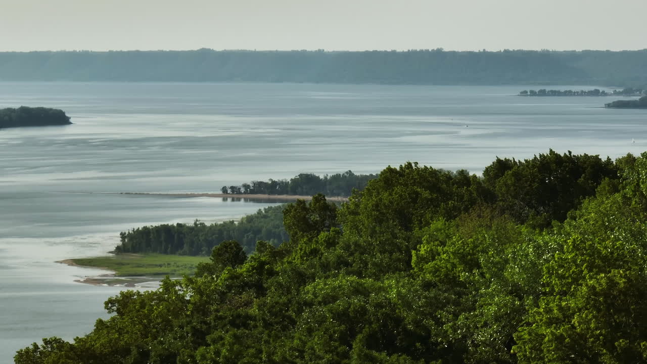 panorama del río mississippi en la madrugada desde el exuberante bosque en el parque estatal frontenac en minnesota, ee.uu.