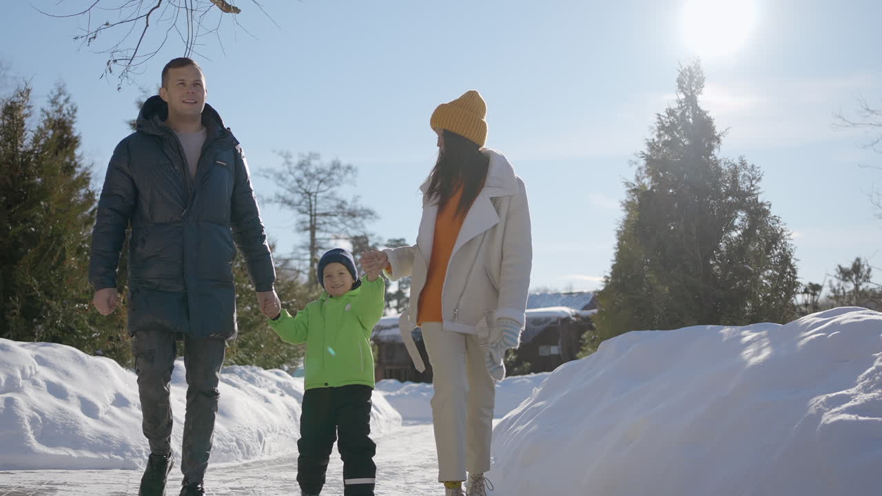 눈 속에서 산책하는 가족