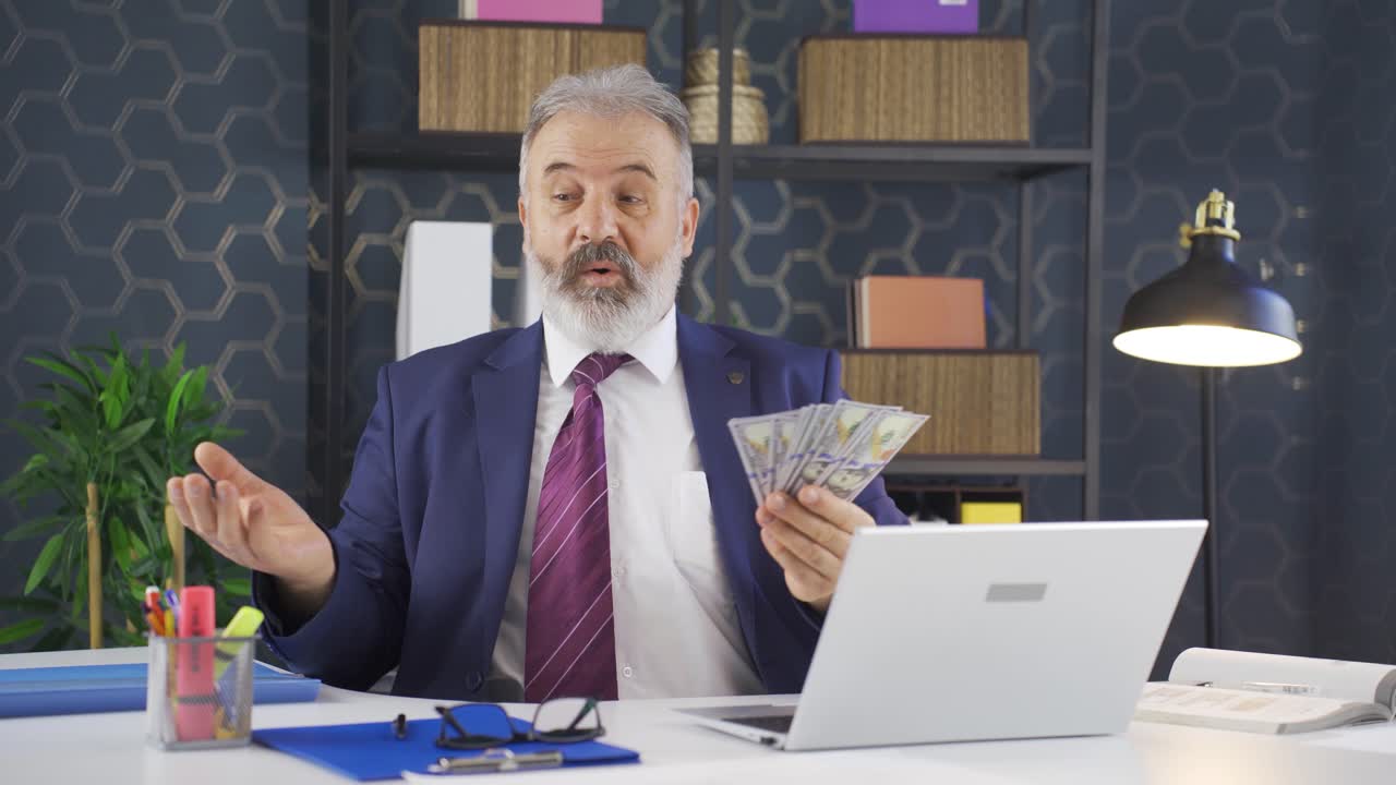 el empresario codicioso ama su dinero y lo besa.