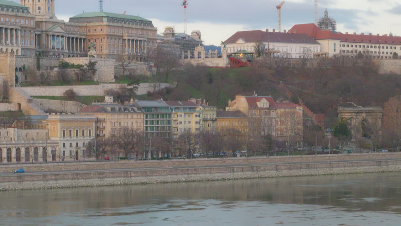 Lato di Buda di Budapest di giorno.