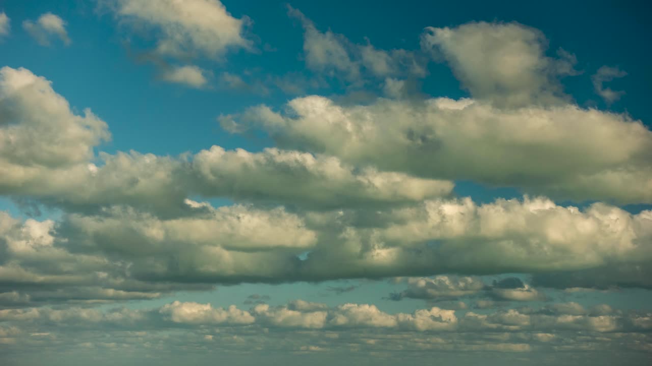 capas y capas de nubes blancas moviéndose a través del marco en un cielo azul