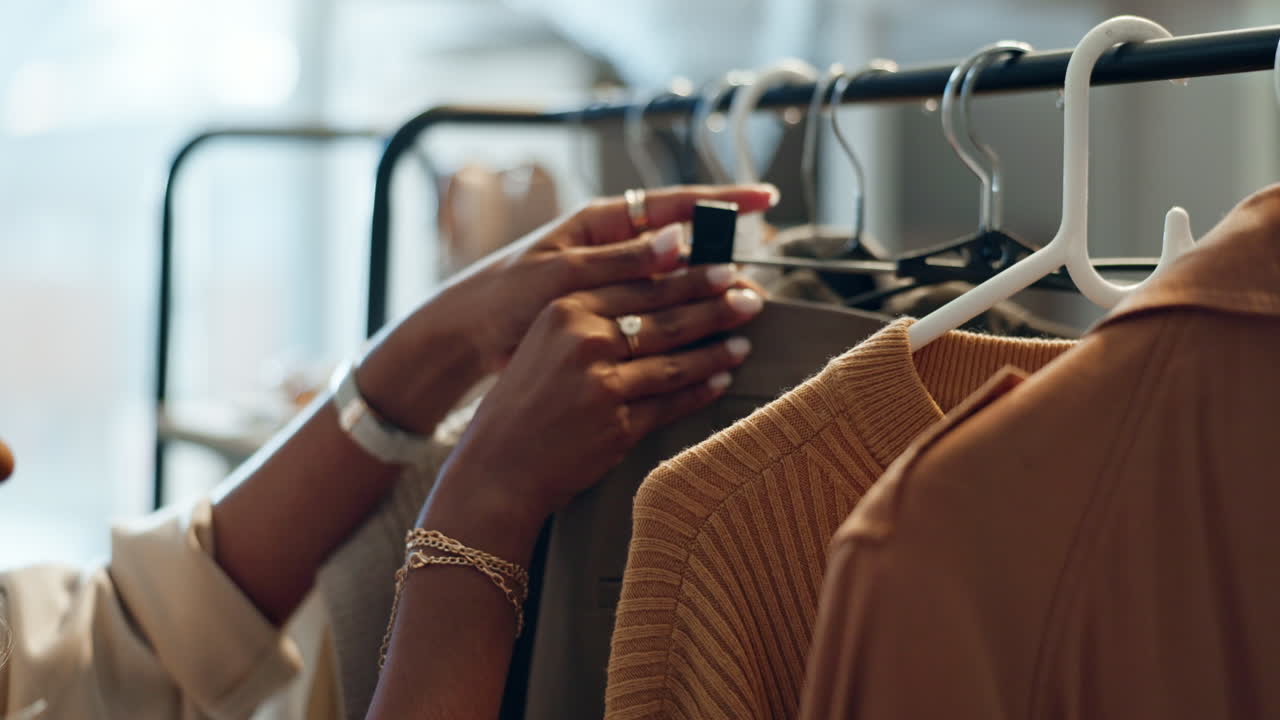 Shopping, saldi e mani di donna con vestiti