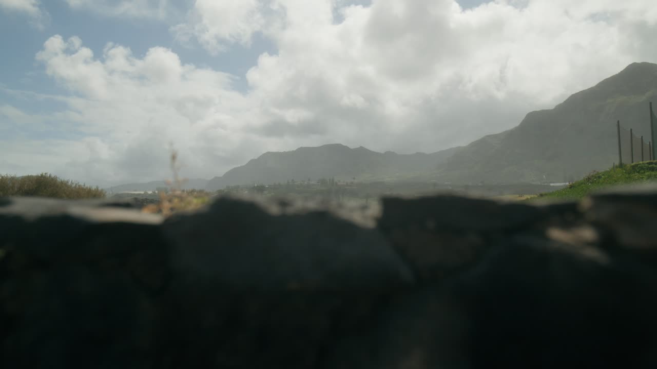 봄에 카나리아 제도의 테네리페에 있는 돌벽 뒤에 있는 부나비스타 골프장.