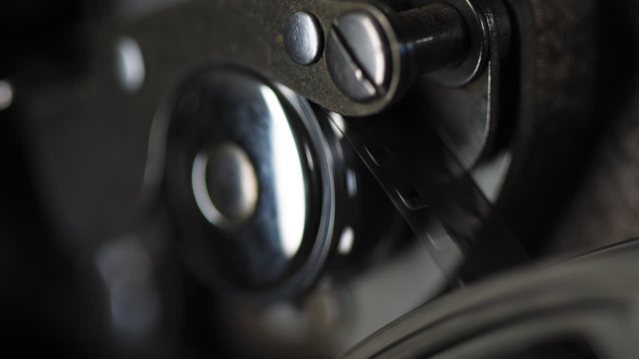 toma macro de película y engranajes en un proyector antiguo de 8 mm