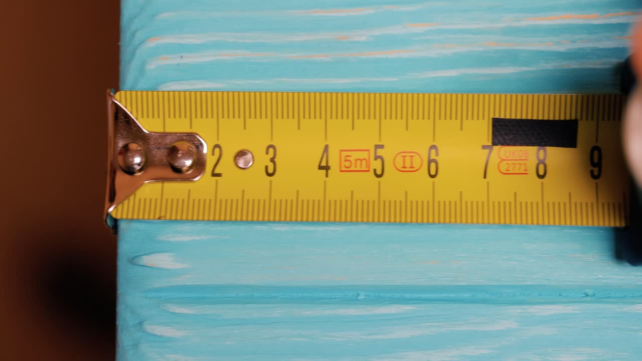 рулон измерительной ленты в движении макро