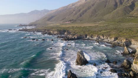 Erhöhte-Ansicht-Von-Wellen,-Die-über-Hervorstehende-Felsen-Rollen,-Um-Den-Pazifischen-Ozean-In-Big-Sur,-Kalifornien,-Zu-Küsten