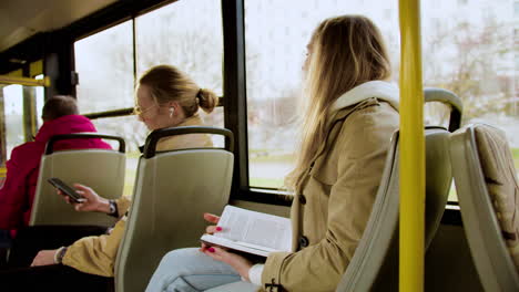 jóvenes sentados en el autobús